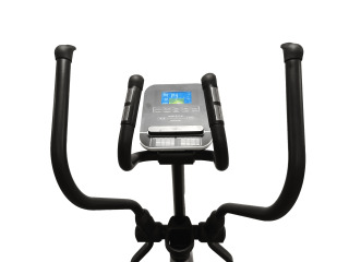 Professional fitnes uskunalari, shu jumladan elektron displeyli elliptik trener.