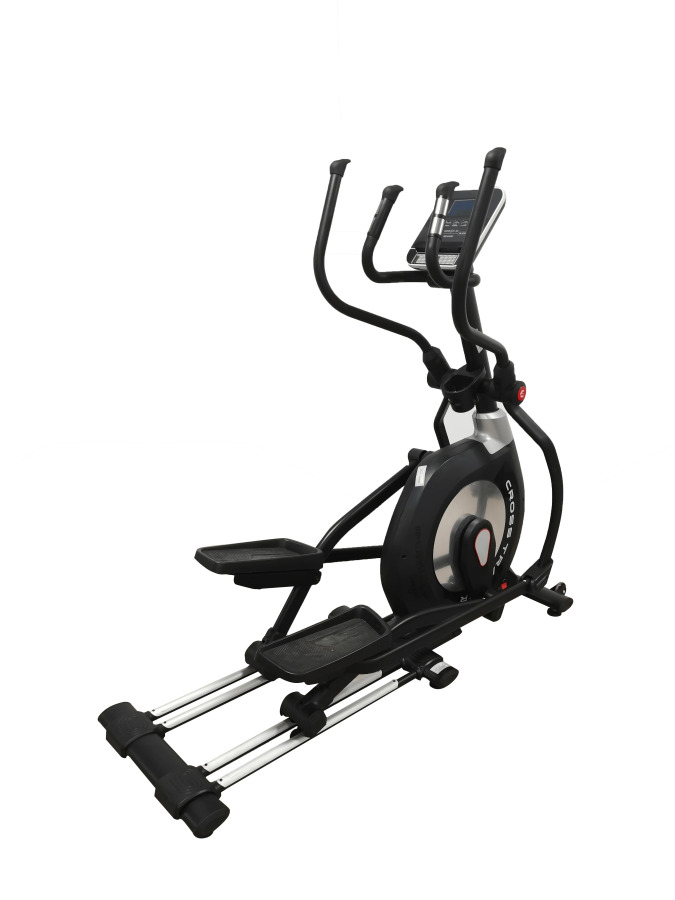 Professional fitnes uskunalari, shu jumladan elektron displeyli elliptik trener.