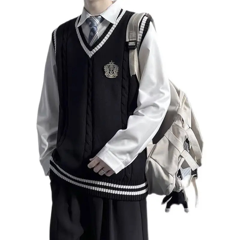 Maktab formasi: kollej kostyumi, Suzuki maktab formasi, o'g'il bolalar va qizlar formasi, sviter, jilet, kurtka.