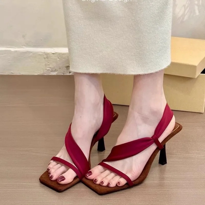 Moda ayollar baland poshnali xachirlar kvadrat oyoqli ochiq yupqa poshnali
